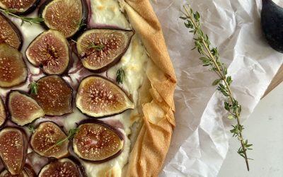 TARTA DE HIGOS, QUESO DE CABRA Y MIEL