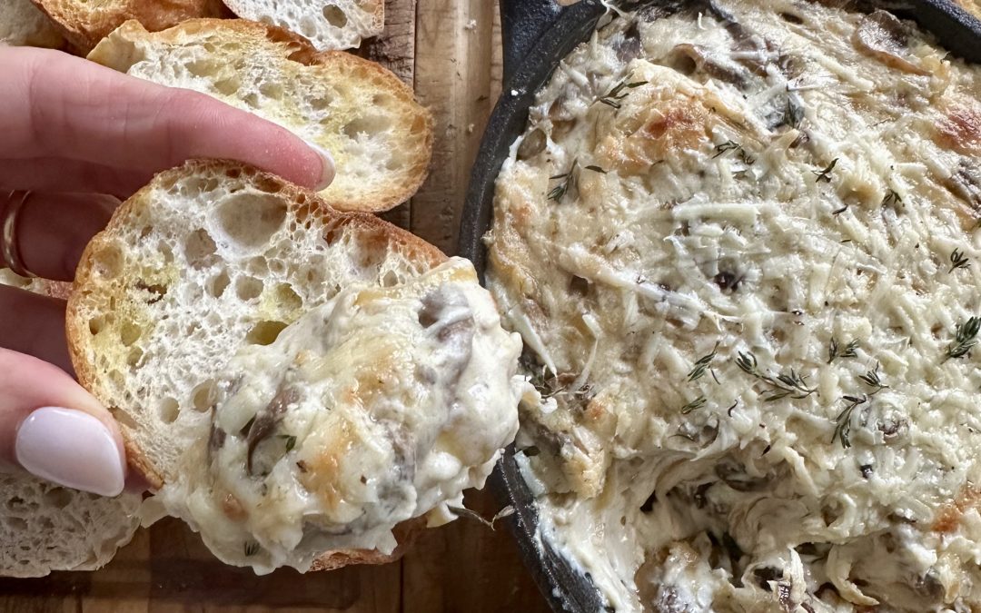 DIP DE CEBOLLA CARAMELIZADA, CHAMPIGNONES Y QUESO TRUFADO