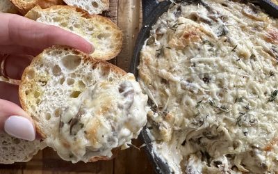 DIP DE CEBOLLA CARAMELIZADA, CHAMPIGNONES Y QUESO TRUFADO