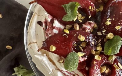 PAVLOVA CON PERAS AL VINO TINTO