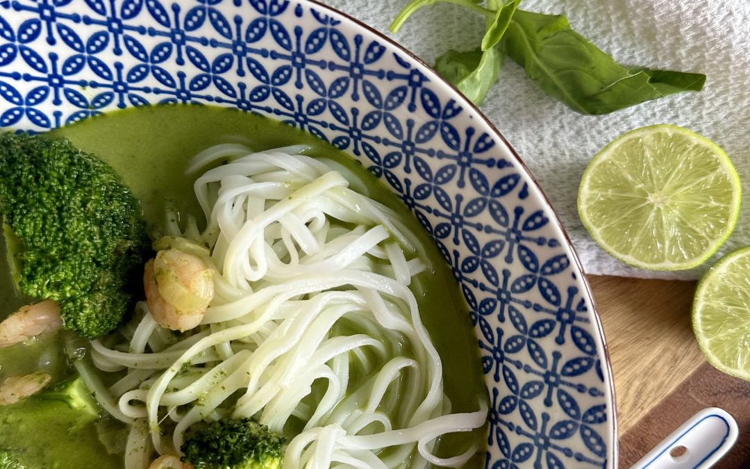 SOPA DE CURRY VERDE CON CAMARONES Y BRÓCOLI